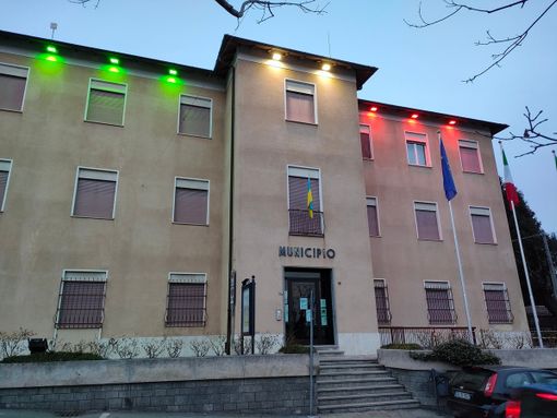 Crisi energetica. Niente luminarie natalizie anche a Vergiate ma l'albero luminoso in piazza ci sarà Crisi energetica. Niente luminarie natalizie anche a Vergiate ma l'albero luminoso in piazza ci sarà