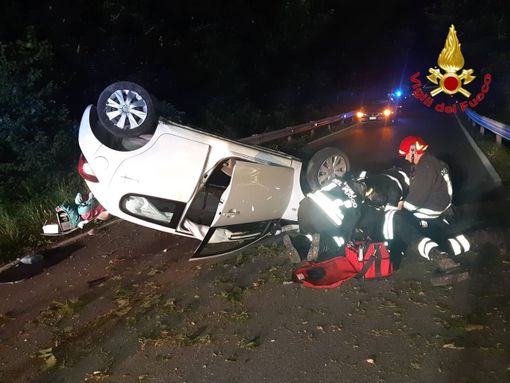 Un diciannovenne si ribalta con l'auto nella notte a Leggiuno