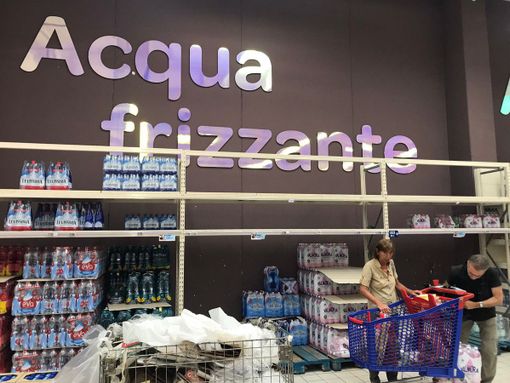 Anche i supermercati della provincia non sono più “frizzanti”: «Le bottiglie continuano ad arrivare con il contagocce»