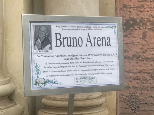 L'ultimo abbraccio di Varese a Bruno Arena. L'amico Max: «E' lassù con i grandi, ma lo sento con me». L'omelia: «Ora sorridi per noi» L'ultimo abbraccio di Varese a Bruno Arena. L'amico Max: «E' lassù con i grandi, ma lo sento con me». L'omelia: «Ora sorridi per noi»