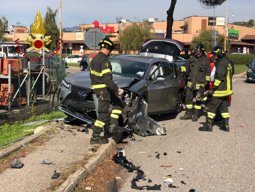 Violento schianto tra due auto nel Comasco: due automobilisti portati in ospedale