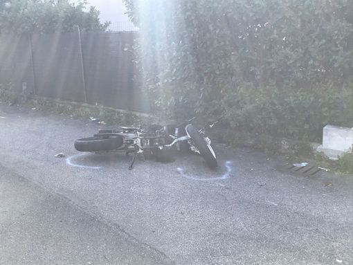 Bisuschio, scontro tra una moto e un furgone della nettezza urbana: paura per un ragazzo di 18 anni
