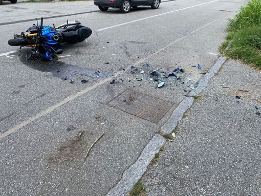FOTO. Schianto tra un'auto e una moto all'incrocio: due feriti a Busto