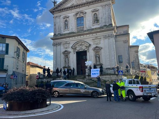 FOTO e VIDEO - Il silenzio di un intero paese e quello di tante giovani vite nell’addio a Dante