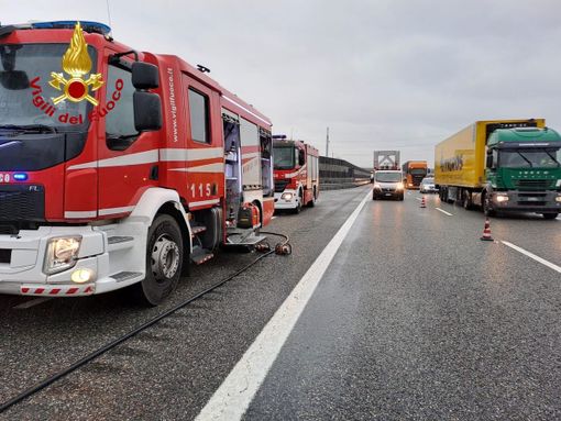 Scontro tra due Tir sul ponte sul Ticino dell'A4: un ferito grave