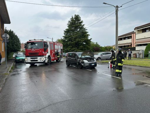 FOTO - Asfalto scivoloso, un'auto esce di strada a Busto Arsizio FOTO - Asfalto scivoloso, un'auto esce di strada a Busto Arsizio