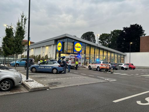 Rissa nel parcheggio della Lidl a Busto: un uomo finisce a terra privo di sensi