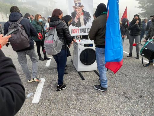 In centinaia a Cassinetta per la manifestazione nazionale dei lavoratori Whirlpool: «No ai licenziamenti, sì a un nuovo piano industriale»