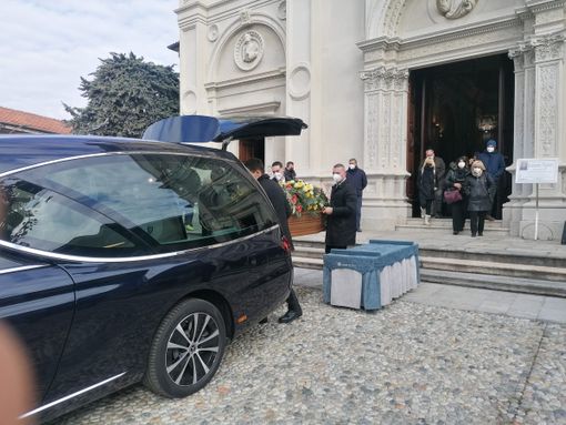 VIDEO. Chiesa gremita, lacrime e un tenero applauso per l'ultimo saluto a Giancarlo Pignone. «La sua generosità ci guiderà per sempre»