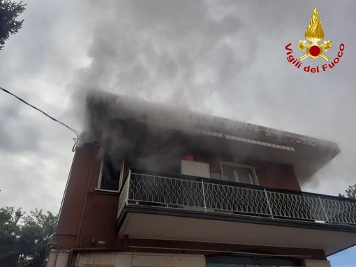 FOTO. Appartamento in fiamme a Carnago: abitazione inagibile