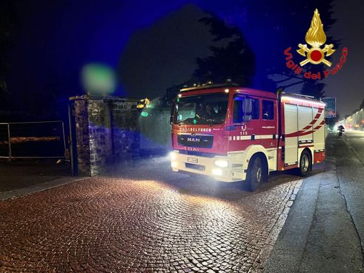 I vigili del fuoco ieri sera davanti all'azienda Burro Prealpi I vigili del fuoco ieri sera davanti all'azienda Burro Prealpi