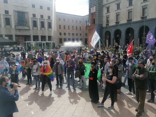 VIDEO. Varese, centinaia in piazza Monte Grappa per il decreto di legge Zan. «Lottiamo da 15 anni. Basta discutere...»