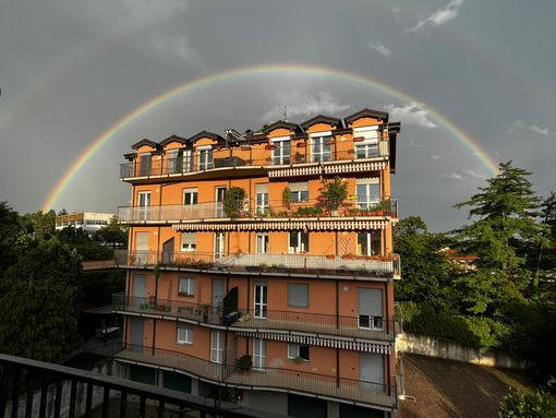 L'arcobaleno spuntato stasera in zona via Crispi a Varese