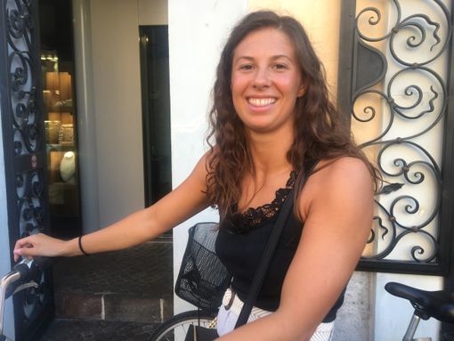 Arianna Castiglioni in centro a Busto e sotto con Alessandra Ceccuzzi e Antonio Tosi ul Pedèla