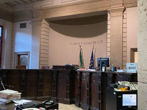 Accusato di violenza sessuale sulla nipote. L'ex moglie dell'uomo in tribunale: «Una coltellata nella schiena»