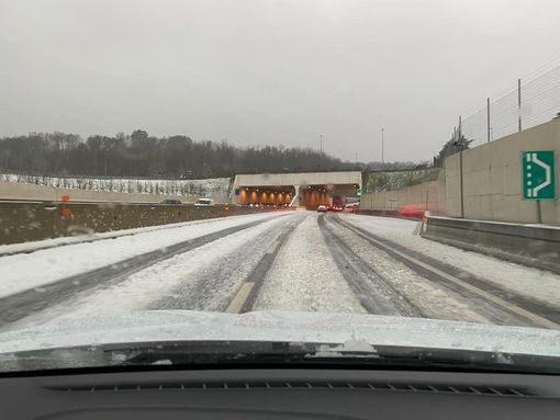 La foto postata sulla pagina Facebook di Gianluca Bertoni: l'effetto di una nevicata sulle strade dopo i temporali con grandine della serata è visibile anche sulla Pedemontana