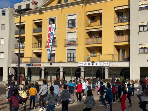 Malnate, bambini in piazza con un flashmob contro il bullismo