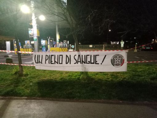 Caro benzina, blitz di CasaPound a Varese: distributori sigillati, “fammi il pieno di sangue”
