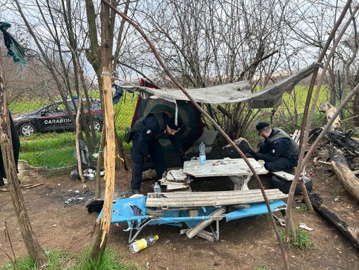 Ancora controlli nei boschi della droga, i carabinieri scoprono un bivacco a Caronno Pertusella: egiziano in manette Ancora controlli nei boschi della droga, i carabinieri scoprono un bivacco a Caronno Pertusella: egiziano in manette