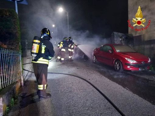 Vandali e piromani contro le auto a Luino: tre persone identificate