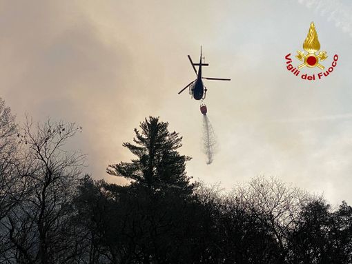 La notte non ridà ossigeno all'incendio: nessun fronte attivo delle fiamme a Montegrino Valtravaglia