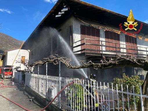 FOTO E VIDEO. Villetta in fiamme a Casalzuigno, intervento in forze dei vigili del fuoco. Il sindaco &quot;soccorre&quot; i vicini di casa