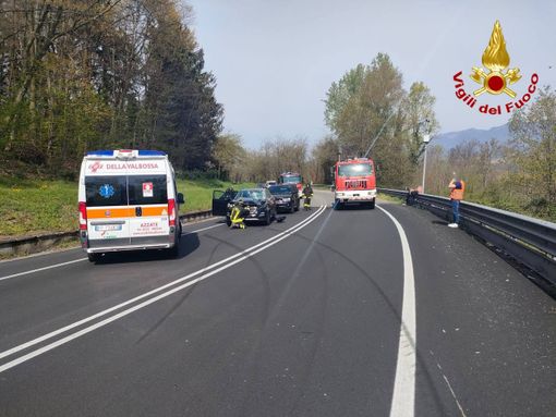 FOTO. Auto con rimorchio si scontra con un'altra macchina sulla Provinciale a Buguggiate: soccorsi una ragazza e un bimbo di 2 anni
