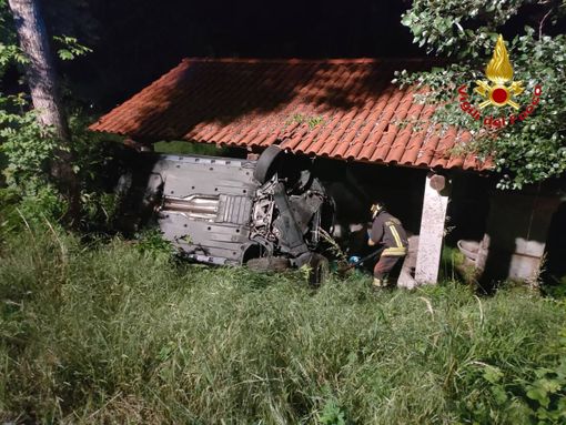 L'auto e i soccorsi in azione