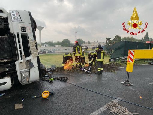 FOTO e VIDEO. Rimosso il camion ribaltatosi in Autolaghi: il raccordo per Malpensa riaperto solo verso Varese