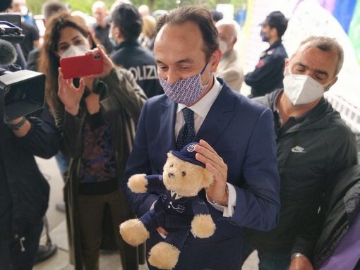 Il governatore del Piemonte Cirio con un peluche ieri in visita all'ospedale Regina Margherita Il governatore del Piemonte Cirio con un peluche ieri in visita all'ospedale Regina Margherita