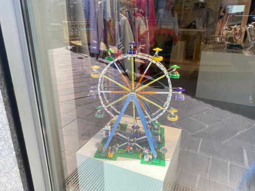 I Lego fioriti nelle vetrine di Busto