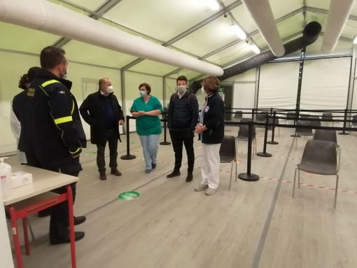 FOTO E VIDEO. Candiani e Galli in visita all'hub della Schiranna: «Ora attivare un centro anche a Tradate»