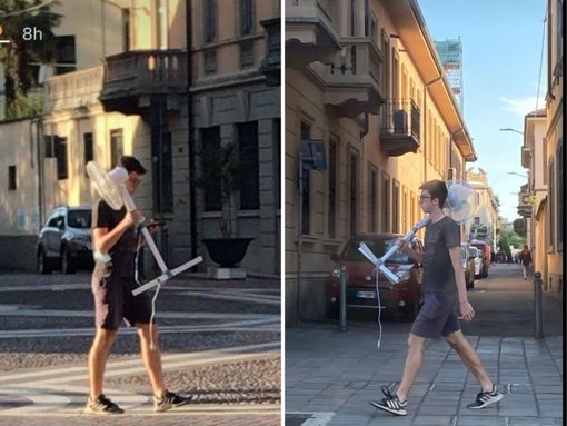 Il ragazzo accaldato a passeggio con il ventilatore spopola sui social