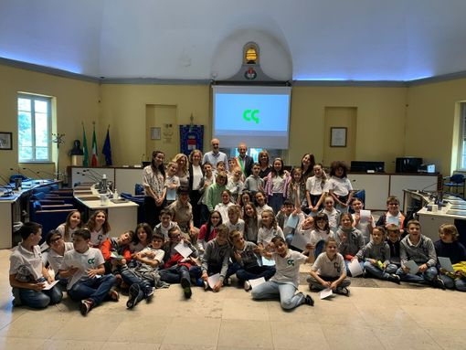 VIDEO. Una visita in municipio merita una canzone. Anzi &quot;99 stelle&quot;