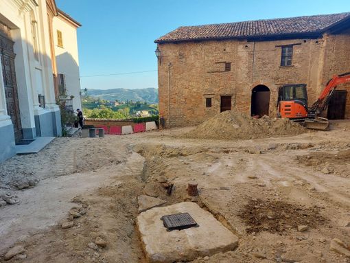 Ilenia e Carlo, questo matrimonio s'ha da fare. Ma l'ostacolo al giorno più bello è un cantiere davanti alla chiesa