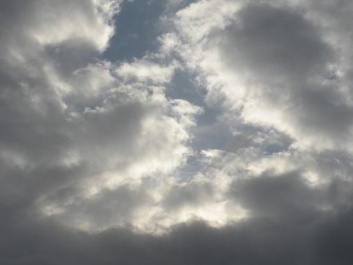 Weekend di nuvole e variabilità con qualche occhiata di sole e rischio rovesci. Da lunedì stabile e più caldo