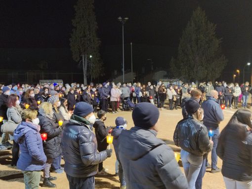 Centinaia di fiaccole per ricordare il piccolo Daniele Paitoni, mamma Silvia: «Dani esplosione di luce. Con voi non mi sento sola»