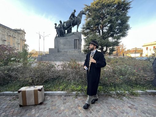L'attore davanti al monumento che ricorda Enrico Dell'Acqua