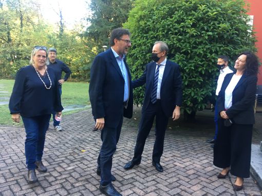 Il ministro Giorgetti accolto a Villa Calcaterra