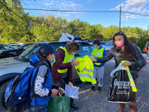 FOTO. Il primo pedibus della scuola di Velate è partito questa mattina FOTO. Il primo pedibus della scuola di Velate è partito questa mattina