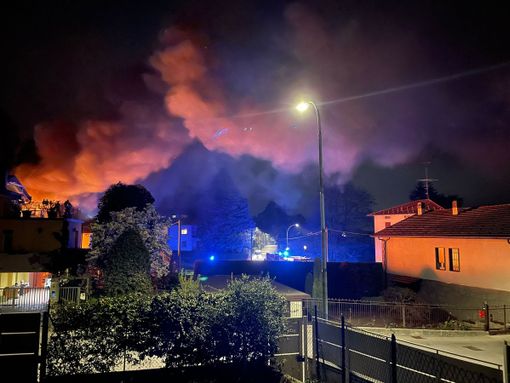 FOTO e VIDEO. Fiamme e fumo in via Oriani. A fuoco i tetti di due case, zona senza corrente