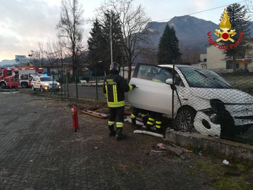 FOTO. Mesenzana, auto esce di strada e abbatte una recinzione FOTO. Mesenzana, auto esce di strada e abbatte una recinzione