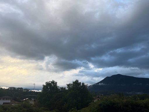 Risveglio fresco e nuvoloso a Leggiuno (foto NaturalMeteo) e in provincia di Varese Risveglio fresco e nuvoloso a Leggiuno (foto NaturalMeteo) e in provincia di Varese