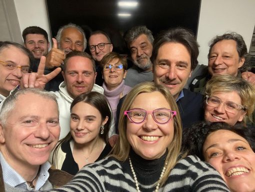 La foto postata da Giuseppe Licata, alle spalle di Maria Chiara Gadda, insieme a candidati e sostenitori del Terzo Polo per festeggiare la sua prima elezione in consiglio regionale La foto postata da Giuseppe Licata, alle spalle di Maria Chiara Gadda, insieme a candidati e sostenitori del Terzo Polo per festeggiare la sua prima elezione in consiglio regionale