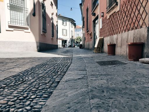 Macchie sulla pavimentazione del centro città, mistero sull’origine