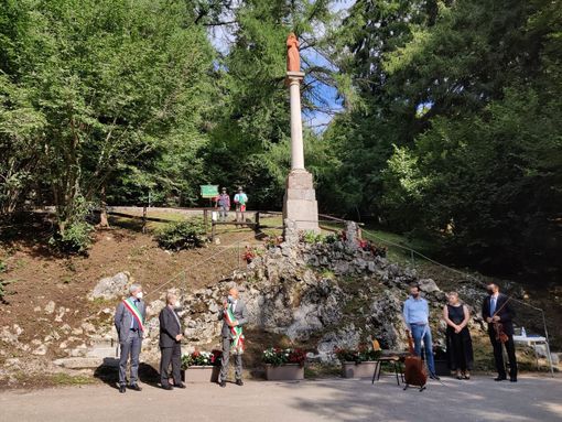 FOTO E VIDEO. Monsignor Delpini al Campo dei Fiori per la statua della Madonnina: «Veglia dall’alto su tutti noi» FOTO E VIDEO. Monsignor Delpini al Campo dei Fiori per la statua della Madonnina: «Veglia dall’alto su tutti noi»