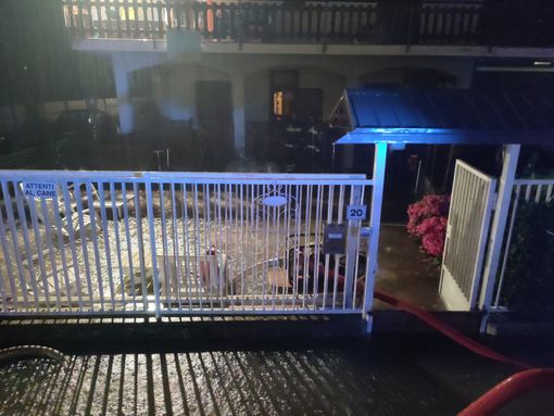 Il maltempo non dà tregua: super lavoro dei vigili del fuoco. A Vergiate case allagate, a Samarate centro ippico a mollo. Varese, sale ancora il lago