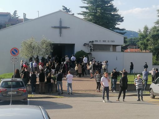 Lacrime e incredulità tra gli amici di Alessandro e Silvia, uniti nella preghiera Lacrime e incredulità tra gli amici di Alessandro e Silvia, uniti nella preghiera