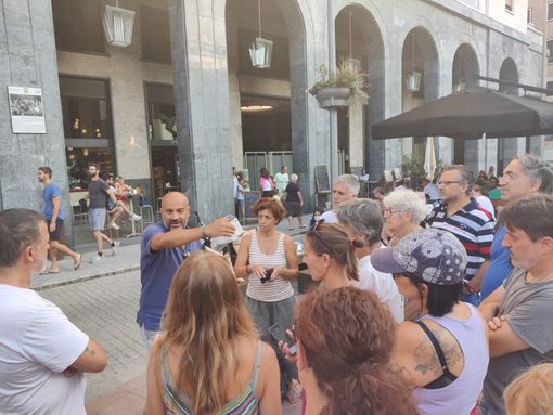 FOTO E VIDEO No green pass in piazza anche a Varese. Paragone: «Carta inutile. Serve un giudice che ristabilisca lo Stato di diritto»