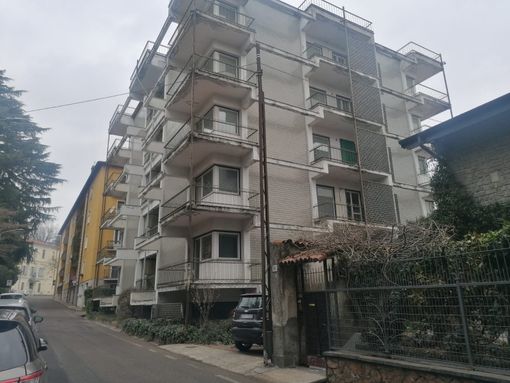 Varese, palazzo abbandonato trasformato in dormitorio: «Furti e aggressioni, viviamo nell'angoscia»